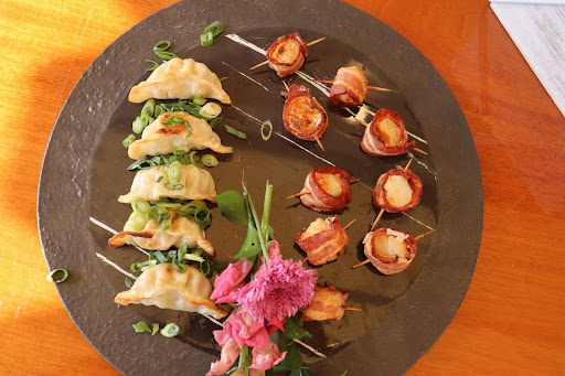 Plated scallops with crispy bacon and a maple glaze, designed as an elegant main course.